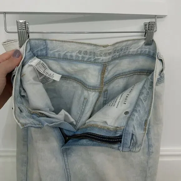 Women’s American Eagle Distressed Mom Jean Size 4 - Picture 4 of 7